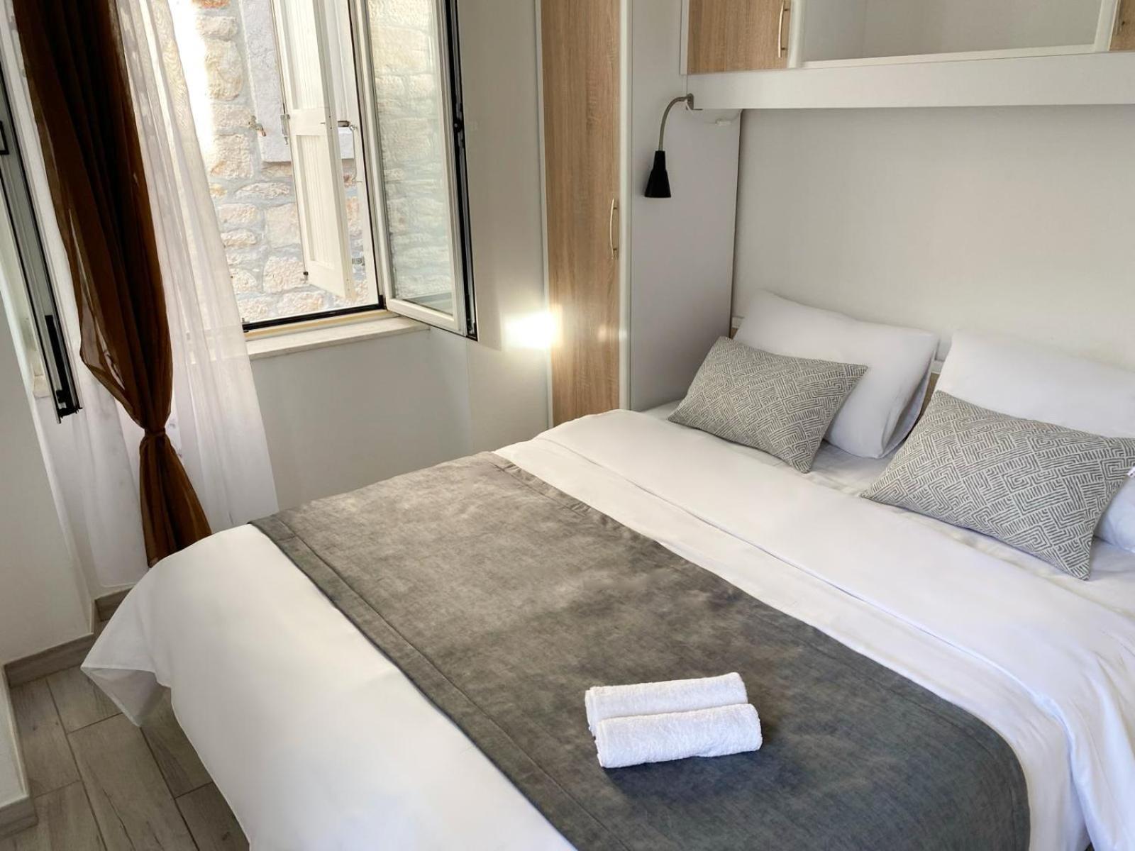 Riva Thalia - Milna, Brac * Milna (Brac)